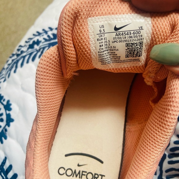 Brand new Nike trainers. 9.5 women’s. - Picture 2 of 7